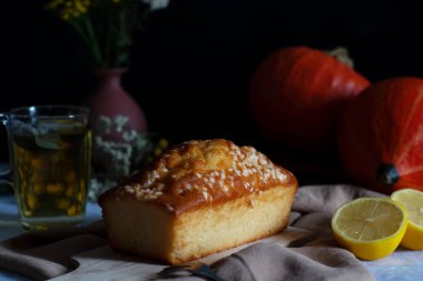 Köy tahtasında klasik limonlu turta. Tatlı. Lezzetli