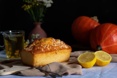 Köy tahtasında klasik limonlu turta. Tatlı. Lezzetli