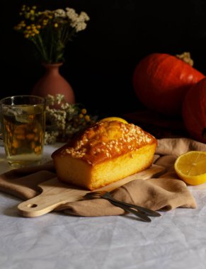 Köy tahtasında klasik limonlu turta. Tatlı. Lezzetli