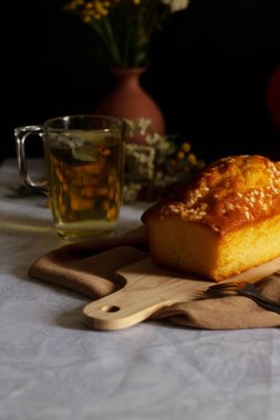 Köy tahtasında klasik limonlu turta. Tatlı. Lezzetli