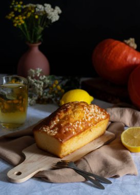 Köy tahtasında klasik limonlu turta. Tatlı. Lezzetli