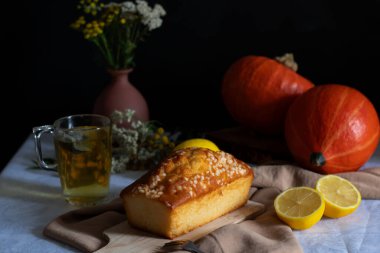 Köy tahtasında klasik limonlu turta. Tatlı. Lezzetli