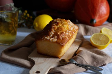 Köy tahtasında klasik limonlu turta. Tatlı. Lezzetli