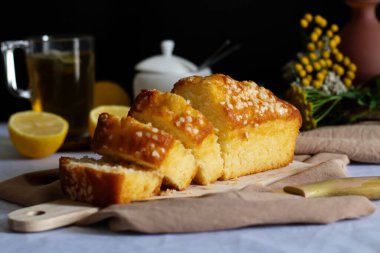 Köy tahtasında klasik limonlu turta. Tatlı. Lezzetli
