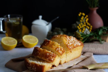 Köy tahtasında klasik limonlu turta. Tatlı. Lezzetli