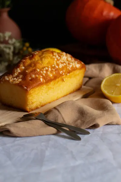 Torta Limão Clássica Uma Tábua Rústica Sobremesa Delicioso — Fotografia de Stock