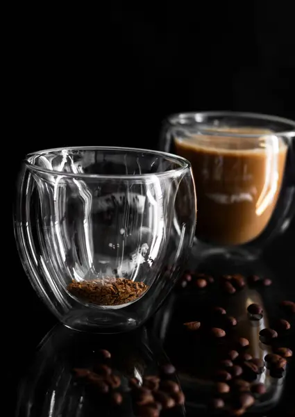 Kaffee Glas Auf Schwarzem Hintergrund Aus Kaffeebohnen Morgen — Stockfoto