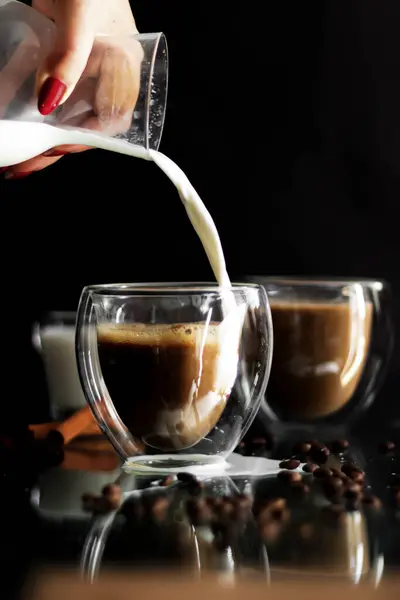 Kaffee Glas Auf Schwarzem Hintergrund Aus Kaffeebohnen Morgen — Stockfoto