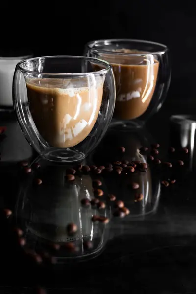 杯子里的咖啡 黑色的背景 咖啡豆 — 图库照片