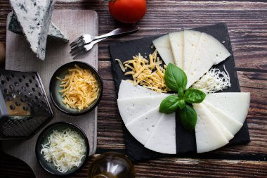 Farklı peynir türleri. İtalyan mutfağı. Ahşap arka plan. Atıştırmalık