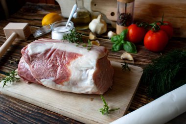 Ham domuz filetosu ve baharatlı otlar. ahşap arkaplanda.