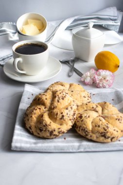 Taze ekmek ve kahveyle kahvaltı. Beyaz bir arka planda. Günaydın.