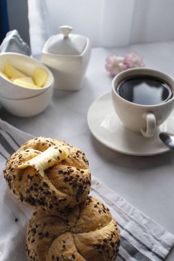Taze ekmek ve kahveyle kahvaltı. Beyaz bir arka planda. Günaydın.