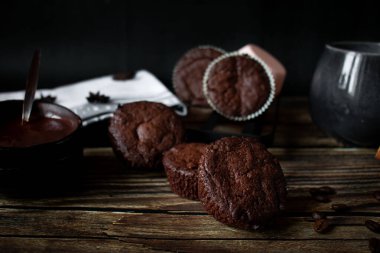 Tahta bir masada çikolatalı kek..