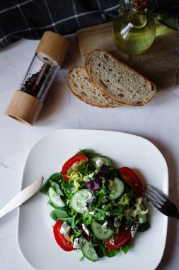 domatesli sağlıklı salata, peynir ve fesleğen