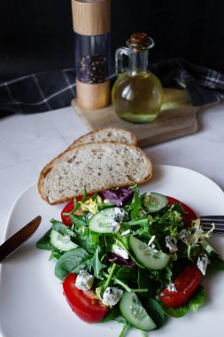 Roka, peynir ve domatesli taze salata.