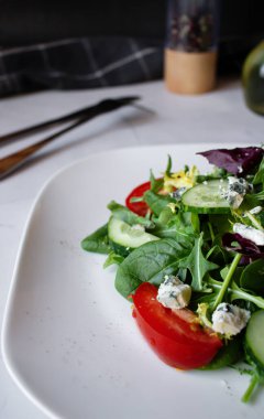 Tavuklu sağlıklı salata, domates, peynir, roka.