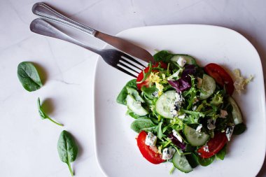 Ispanaklı, peynirli ve domatesli taze salata.