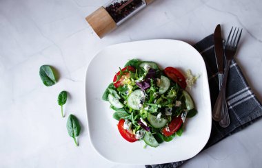 Beyaz peynir ile taze yeşil salata