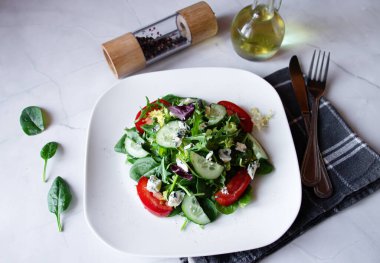 Taze sebzeli ve peynirli salata