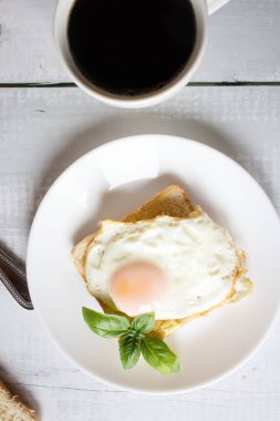 Yumurtalı, domatesli ve salatalı sağlıklı bir kahvaltı. Tahta bir masada. yiyecek