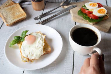 Yumurtalı, domatesli ve salatalı sağlıklı bir kahvaltı. Tahta bir masada. yiyecek