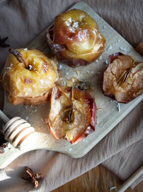 Ballı ve tarçınlı fırında elma. Tahta bir arka planda. tatlı