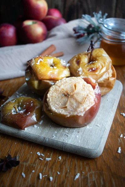 Ballı ve tarçınlı fırında elma. Tahta bir arka planda. tatlı