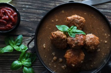 Domates soslu köfte. Tahta bir masada. akşam yemeği