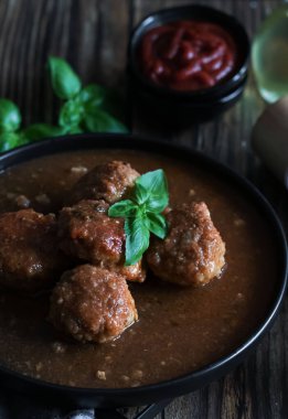 Domates soslu köfte. Tahta bir masada. akşam yemeği