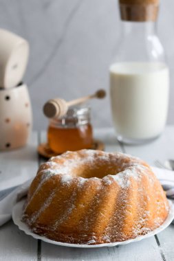 Pudra şekeri ve ballı ev yapımı kek. Yaprak bitleri üzerinde. tatlı.