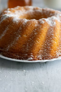 Pudra şekeri ve ballı ev yapımı kek. Yaprak bitleri üzerinde. tatlı.