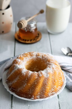 Pudra şekeri ve ballı ev yapımı kek. Yaprak bitleri üzerinde. tatlı.
