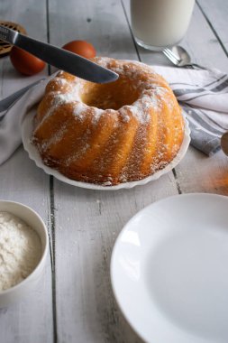 Pudra şekeri ve ballı ev yapımı kek. Yaprak bitleri üzerinde. tatlı.