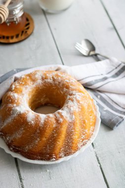 Pudra şekeri ve ballı ev yapımı kek. Yaprak bitleri üzerinde. tatlı.