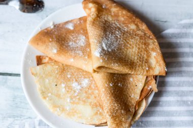Kahvaltı: taze böğürtlenli krep. Ahşap bir arka planda. Günaydın.