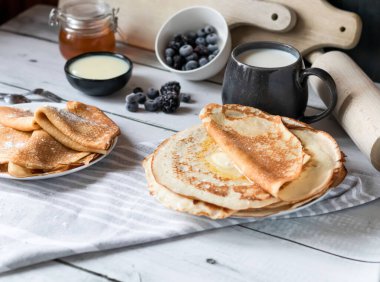 Kahvaltı: taze böğürtlenli krep. Ahşap bir arka planda. Günaydın.