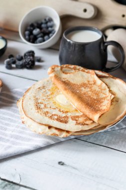 Kahvaltı: taze böğürtlenli krep. Ahşap bir arka planda. Günaydın.