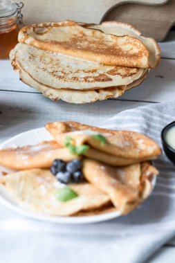 Kahvaltı: taze böğürtlenli krep. Ahşap bir arka planda. Günaydın.