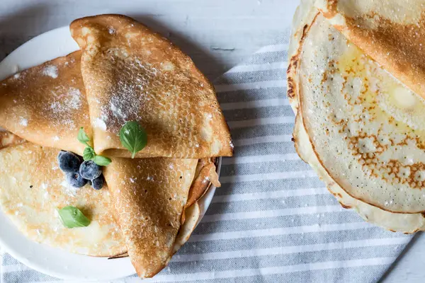Kahvaltı: taze böğürtlenli krep. Ahşap bir arka planda. Günaydın.
