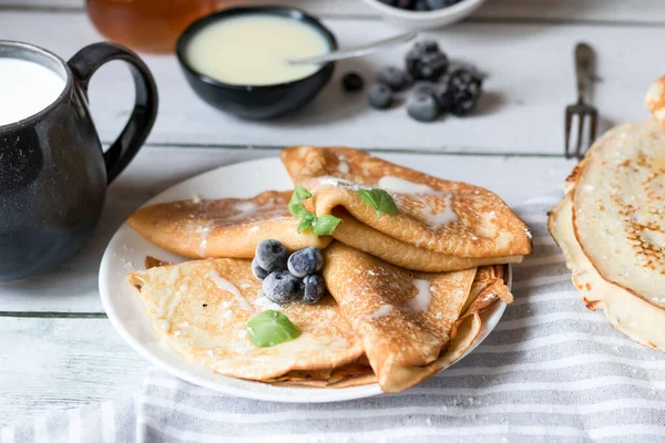 Kahvaltı: taze böğürtlenli krep. Ahşap bir arka planda. Günaydın.