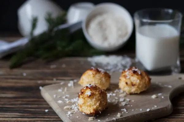 Böğürtlenli krep. Tahta bir arka planda. Tatlı. Kahvaltı.