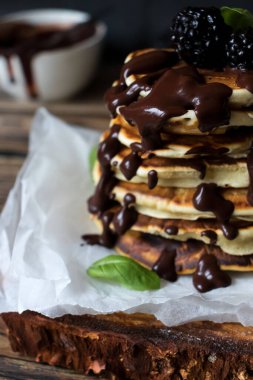 Böğürtlenli krep. Tahta bir arka planda. Tatlı. Kahvaltı.