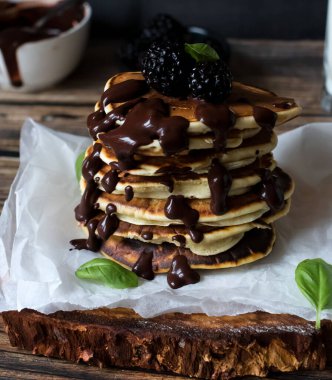 Böğürtlenli krep. Tahta bir arka planda. Tatlı. Kahvaltı.
