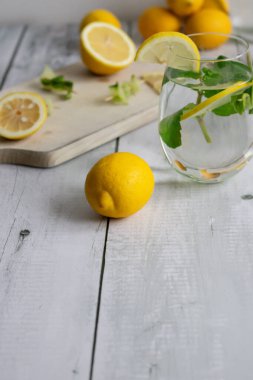 Taze limon ve naneli limonata. Beyaz arka planda ahşap. Sağlıklı bir yaşam tarzı