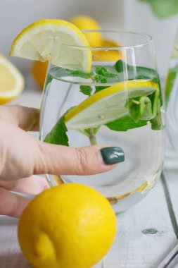 Taze limon ve naneli limonata. Beyaz arka planda ahşap. Sağlıklı bir yaşam tarzı