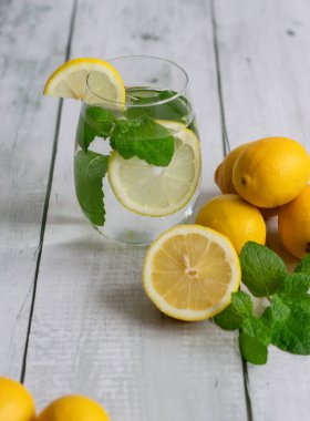 Taze limon ve naneli limonata. Beyaz arka planda ahşap. Sağlıklı bir yaşam tarzı