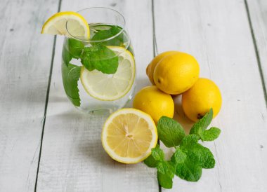Taze limon ve naneli limonata. Beyaz arka planda ahşap. Sağlıklı bir yaşam tarzı