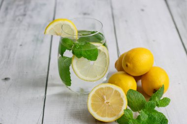 Taze limon ve naneli limonata. Beyaz arka planda ahşap. Sağlıklı bir yaşam tarzı