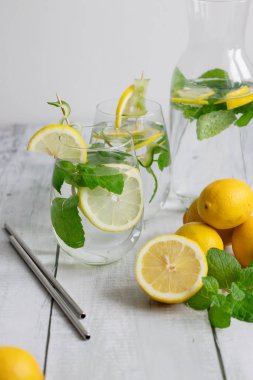 Taze limon ve naneli limonata. Beyaz arka planda ahşap. Sağlıklı bir yaşam tarzı